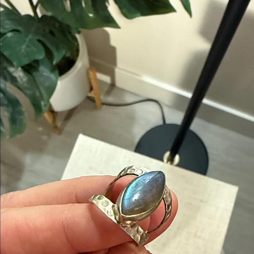 Hammered band‎ moonstone yum sterling Silver Ring with semiprecious Gemstone 7/8